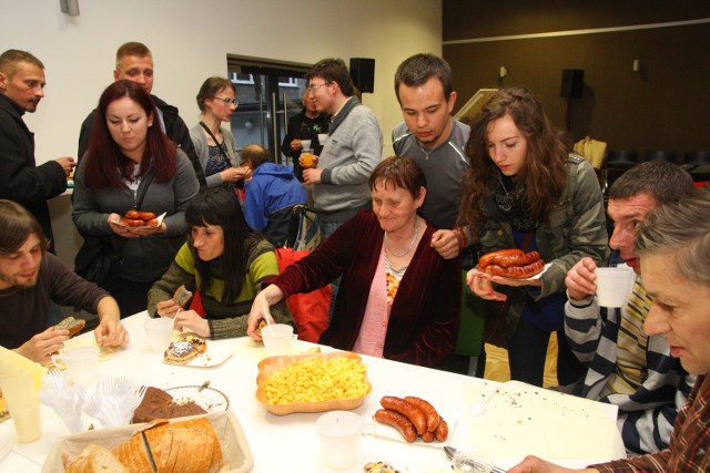 Na zakończenie wieczoru studenci zaprosili mieszkańców Ośrodka Pomocy Ludziom Bezdomnym i Uzależnionym przy ul. Popiełuszki w Opolu do suto zastawionego stołu.