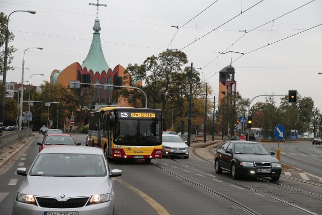 Jak wyjaśnia Zbigniew Komar, byłoby bardzo niebezpiecznie, gdyby w tym samym kierunku jedne autobusy jeździły z przystanku tramwajowego, a inne z autobusowego, położonego na jezdni