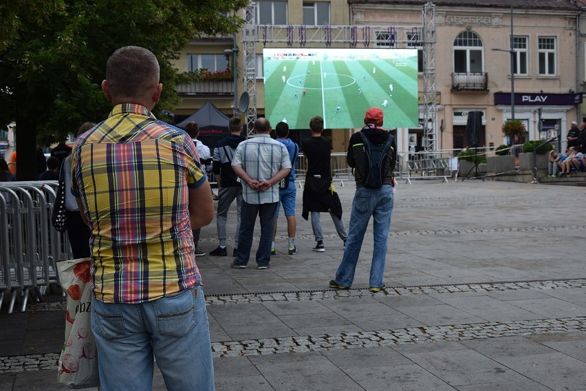 Gorlice. Garstka najwierniejszych kibiców przyszła na rynek, by oglądać ostatni mecz naszej reprezentacji. Nie ma szalików. Smutno...