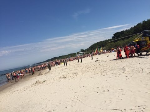 Akcja ratunkowa na plaży w Mielnie. Lądował śmigłowiec ratunkowy