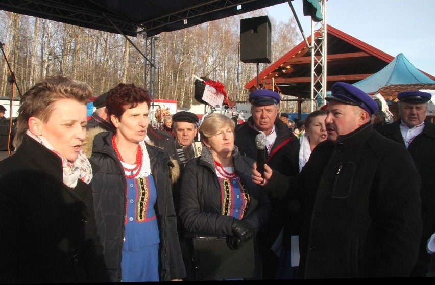 Huczne otwarcie targowiska w Łopusznie. Wójt wjechała... bryczką [WIDEO, DUŻO ZDJĘĆ]