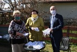 Seniorzy z koła Emerytów i Rencistów w Choroszczy uszyli 1000 maseczek ochronnych. Dla starszych osób, instytucji, szpitali (ZDJĘCIA)