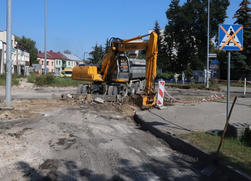 Drogowcy zamknęli skrzyżowanie ulic Radomskiej, Głowaczowskiej i Nowy Świat w Kozienicach. Rozpoczęła się przebudowa ronda. Zobacz zdjęcia