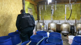 Podlaska KAS rozbiła fabrykę nielegalnego alkoholu