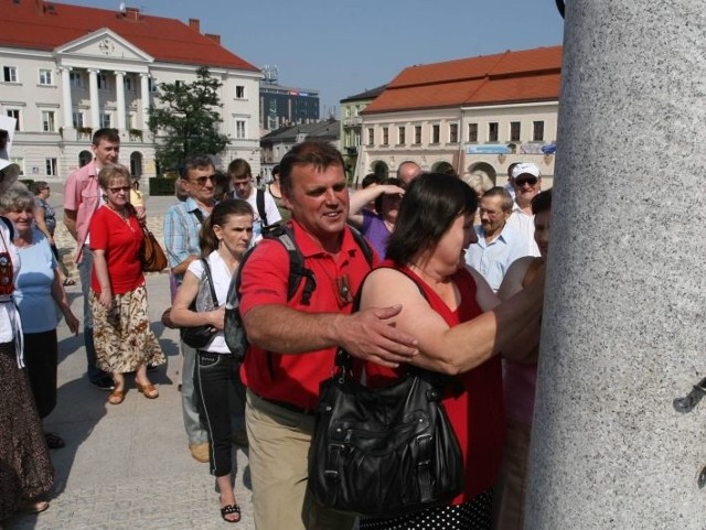 Wycieczka osób niewidomych i niedowidzących rozpoczęła się na kieleckim Rynku od poznania pręgierza.