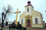 Ksiądz gasił pożar kościelnych schodów. Pechowy pogrzeb w Woli Kamockiej 