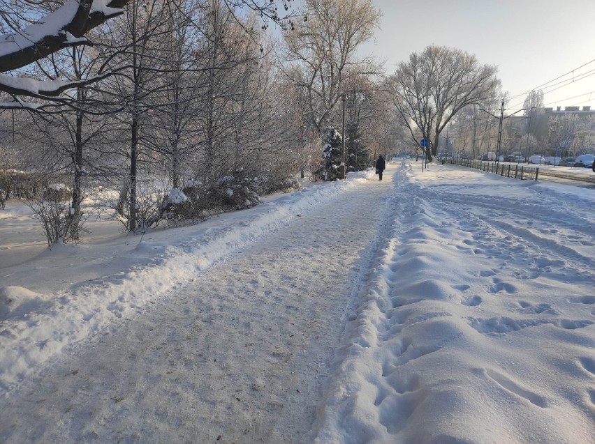 Nadchodzi odwilż w Krakowie. Uwaga na oblodzone chodniki i lodowe sople. Możliwa gołoledź na drogach