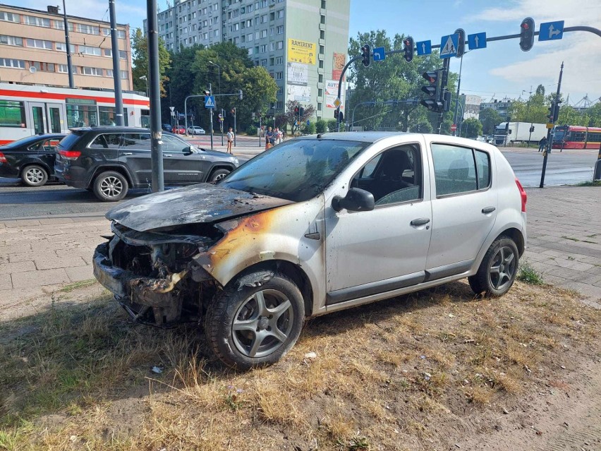 Pożar samochodu osobowego na Widzewie w Łodzi. Płonęła dacia sandero