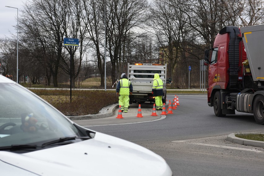 Rondo Praw Kobiet znajduje się niedaleko dworca na Stradomiu...