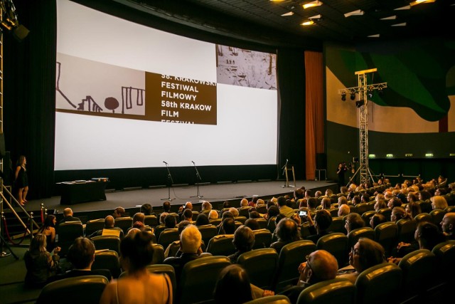 Tegoroczny, jubileuszowy Krakowski Festiwal Filmowy został w całości przeniesiony do przestrzeni wirtualnej. Po raz pierwszy publiczność nie zasiądzie w kinowych fotelach