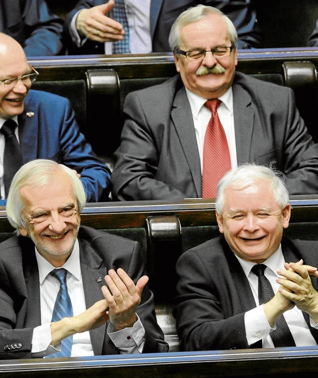 Trybunał wzięty. Ryszard Terlecki i Jarosław Kaczyński biją brawo