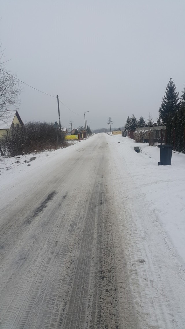 Według naszego czytelnika w różnych miejscowościach gminy Kowala odśnieżanie dróg jest nierównomierne.