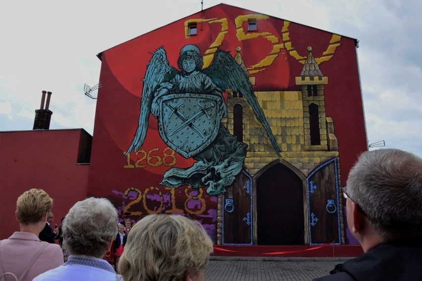 W Gniewkowie uroczyście odsłonięto mural, który nawiązuje do...