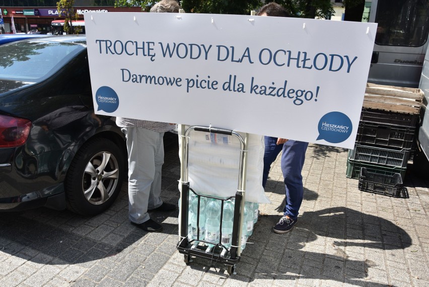 Mieszkańcy Częstochowy rozdawali wodę na Kwadratach i w alei NMP ZDJĘCIA