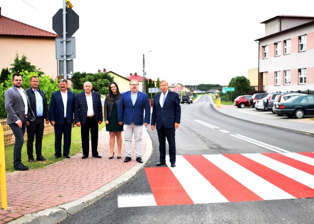 W Czajkowie Południowym, komisja odbioru oddawanych inwestycji na drogach powiatowych, od lewej: wicestarosta Leszek Guzal, wykonawca prezes Tomasz Dyl – Przedsiębiorstwo Drogowe Sp.k ,,DYLMEX-INWESTYCJE”, dyrektor Zarządu Dróg Powiatowych w Staszowie Mirosław Bernyś, przewodniczący Komisji Infrastruktury w Radzie Powiatu Staszowskiego Zbigniew Bąk, główny specjalista w ZDP Agnieszka Gajda, radny Sejmiku Województwa Świętokrzyskiego Paweł Krakowiak i starosta staszowski Józef Żółciak.