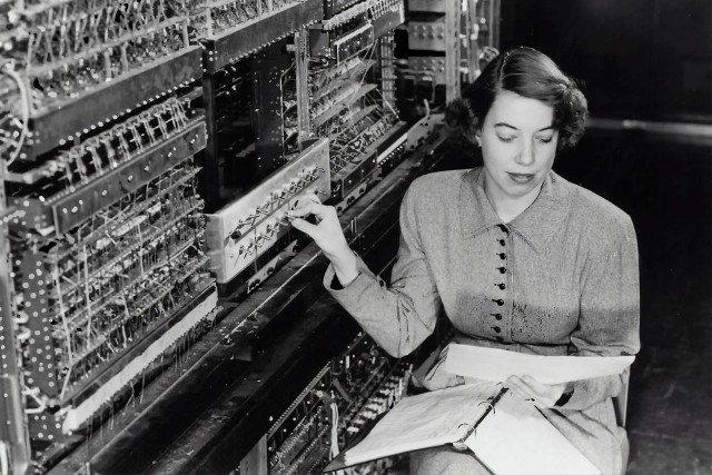 Oprogramowanie na pierwszy komputer napisały kobiety. Na zdjęciu: pionierka informatyki, Jean F. Hallem, obsługuje komputer cyfrowy zbudowany przez Physics Division w Argonne National Laboratory na bazie architektury Johna von Neumanna.  Komputer AVIDAC (Argonne Version of the Institute's Digital Automatic Computer) powstał dużo wcześniej niż Google czy internet. Był tak duży, że zajmował całe pomieszczenie.1953 rok