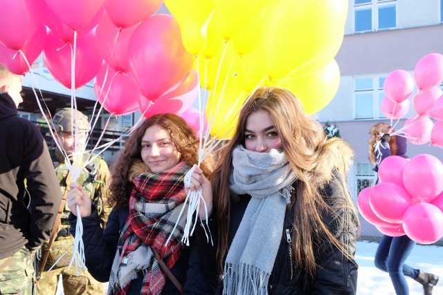 Na placu przy UDSK w Białymstoku zgromadziło się kilkadziesiąt osób. Każdy na swoim balonie napisał to, o czym marzy i wypuścił go ku niebu.
