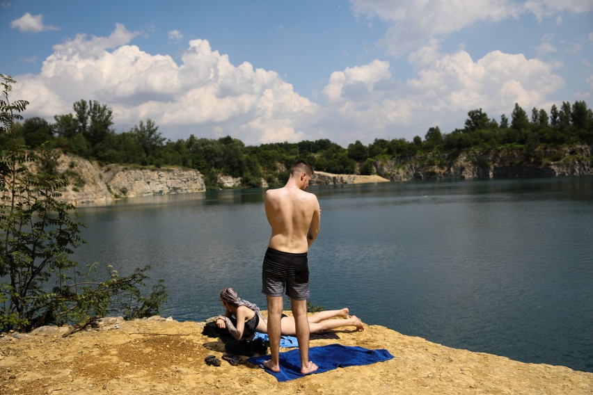 Zakrzówek. Mieszkańcy plażują i kąpią się na dużym akwenie