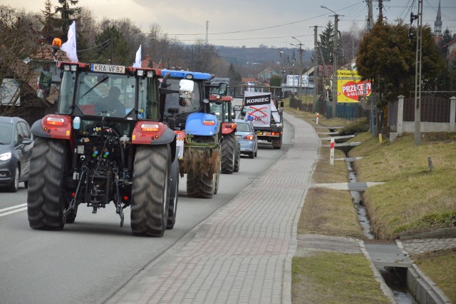 Przejazd kolumny protestujących rolników przez Łapczycę w ciągu drogi krajowej nr 94, 9.02.2022
