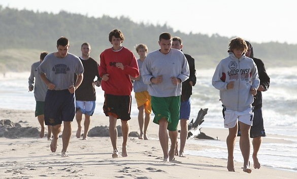 Sobotni trening koszykarzy na plaży w Ustce.