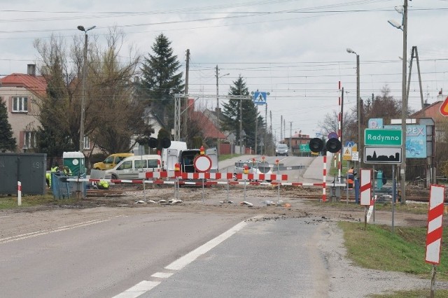 Remont przejazdu kolejowego w Radymnie, zgodnie z planami, potrwa do końca kwietnia. Na ten czas drogowcy wyznaczyli objazdy, m.in. przez autostradę A4.