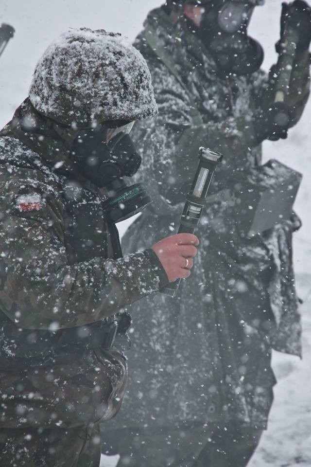 W środę, 17 lutego, 10 Brygada Kawalerii Pancernej ze Świętoszowa realizowała ćwiczenia poligonowe pod kryptonimem „Mgła-16”. Zimowa aura i śnieżyca zaskoczyła żołnierzy, ale pomimo trudnych warunków pogodowych i temperaturze -3,5 stopnia szkolenie odbyło się od początku do końca. Zajęcia przeprowadzono m.in. z wykrywaniem środków trujących w dymie.Przeczytaj też: 71. rocznica walk o Żagań [ZDJĘCIA, WIDEO]