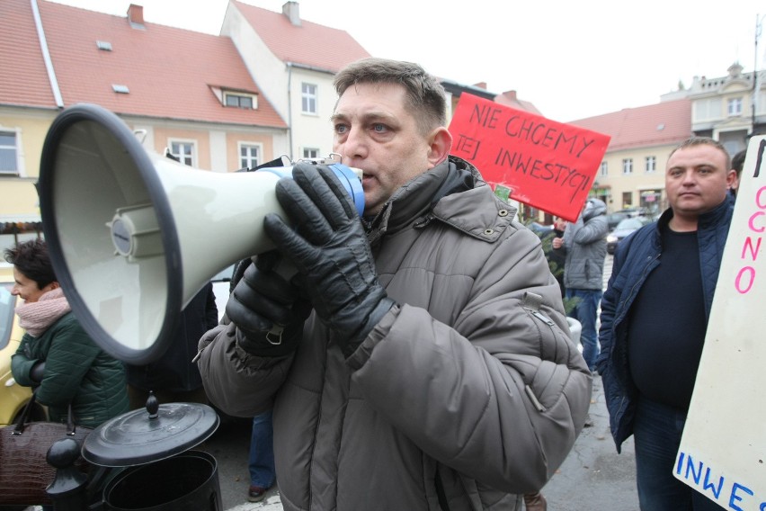 Protest pod Urzędem Miasta w Środzie Śląskiej. Mieszkańcy...