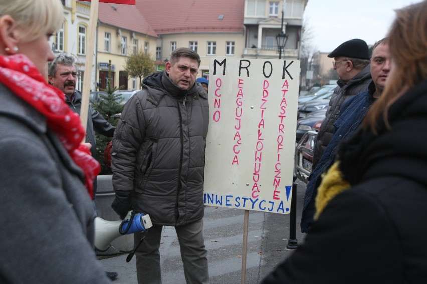 Protest pod Urzędem Miasta w Środzie Śląskiej. Mieszkańcy...