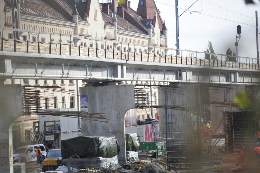 Postępuje budowa nowych estakad PKP w centrum Krakowa