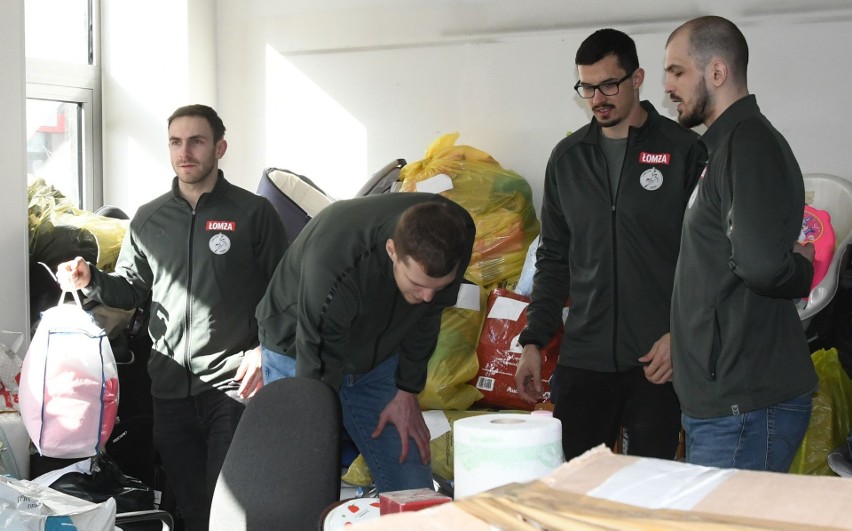 Piłkarze ręczni Łomża Vive Kielce zaangażowali się w pomoc dla Ukrainy. W Kielcach pomagali pakować i segregować dary. Zobacz zdjęcia