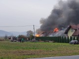 W Charzewicach płonie budynek gospodarczy. W akcji liczne siły straży pożarnej z dwóch powiatów [ZDJĘCIA] 