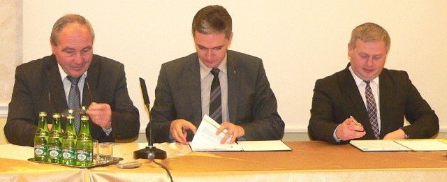 Umowę w sprawie termomodernizacji podpisali (od lewej): wicemarszałek Kazimierz Kotowski, marszałek Adam Jarubas i Wojciech Legawiec, prezes buskiej spółki uzdrowiskowej.