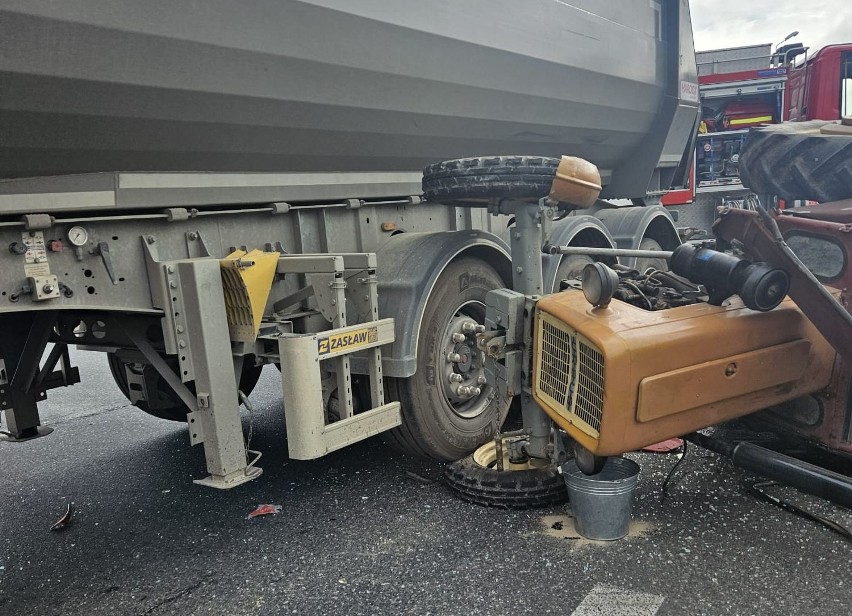 Skutki zderzenia ciężarówki z traktorem w Strzelcach...