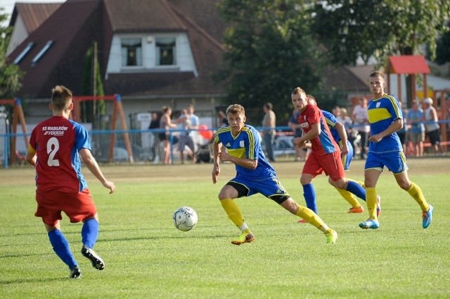 Dąb Dąbrowa Białostocka (niebieskie stroje) i KS Wasilków bardzo potrzebują zwycięstwa