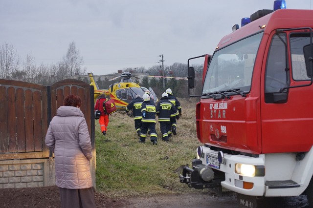 Straż pożarna w Murowanej Goślinie. Strażacy pomogli transportować chorego do śmigłowca pogotowia - 18 lutego 2018 r.