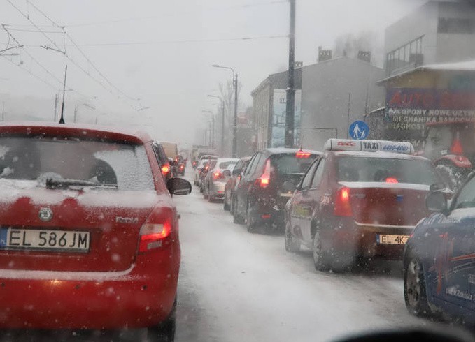 Śnieg sparaliżował Łódź! Zamknięto m.in. tunel trasy W-Z. Służby miejskie nie popisały się [FILM, zdjęcia]