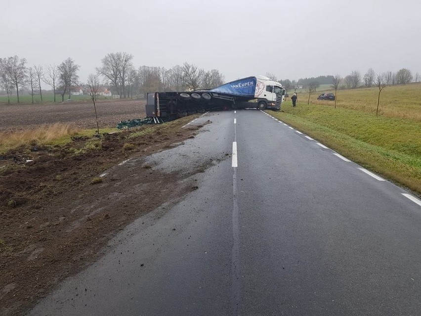 Wypadek ciężarówki z alkoholem w Troszkowie. Setki butelek...