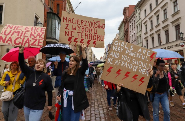 Protest Strajku Kobiet w ToruniuManifestacja odbyła się pod hasłem "Ani jednej więcej">>>>>>>
