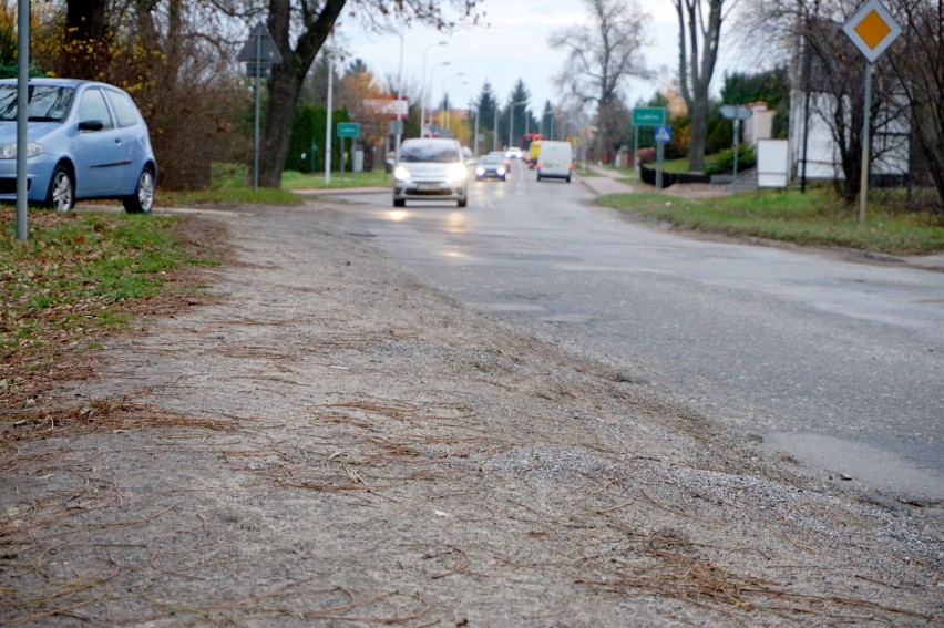 Brak chodników i problemy z nieświecącymi latarniami to...