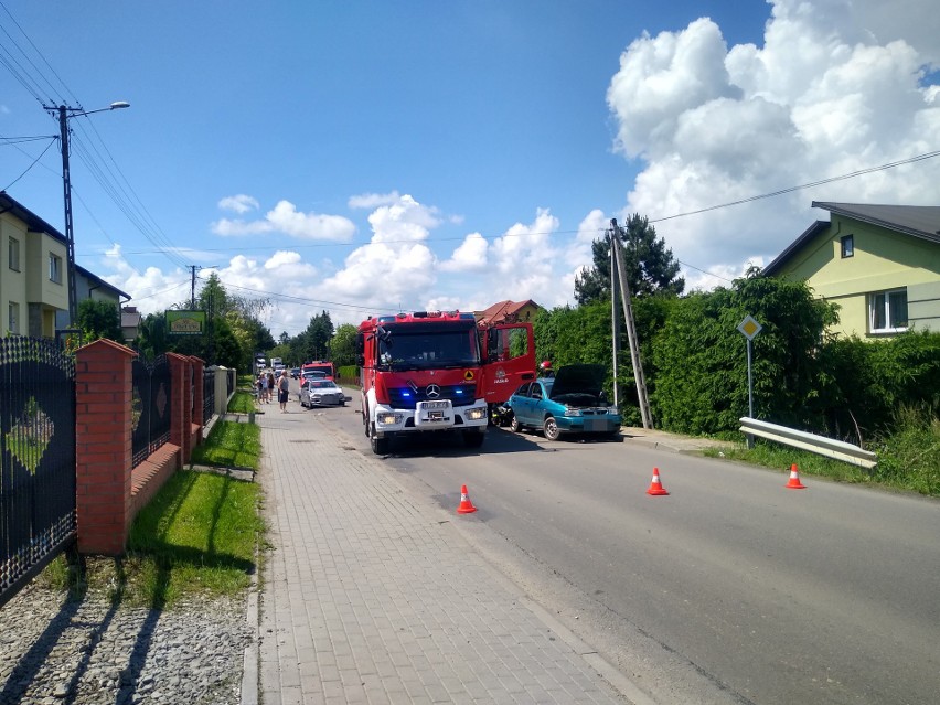 Groźny wypadek w Jaśle. Kierowca zakleszczony w samochodzie [ZDJĘCIA INTERNAUTY]