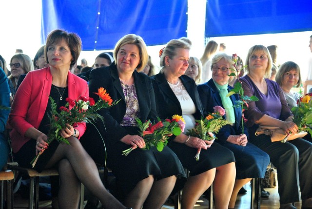 W poniedziałek obchody z okazji Dnia Edukacji Narodowej zorganizowano w Zespole Szkół nr 1 na Podwalu. 300 uczniów klas pierwszych złożyło ślubowanie, a do nauczycieli powędrowały kwiaty.