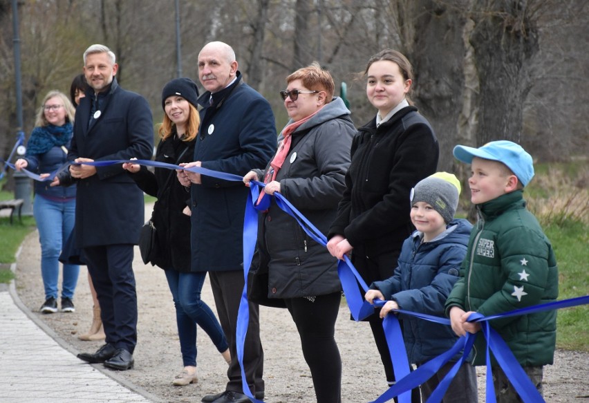 W Parku Miejskim rozciągnięto długą, niebieską wstążkę oraz przygotowano wystawę dla osób cierpiących na autyzm.