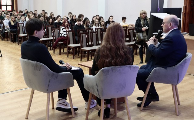 Spotkanie młodzieży z prezydentem Grudziądza Maciejem Glamowskim odbyło się w auli IV Liceum Ogólnokształcącego w Grudziądzu. Zobacz zdjęcia >>>>>