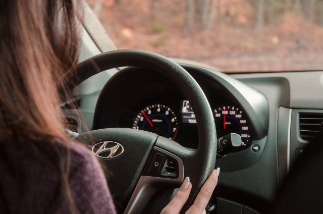 Kobiety są bezpieczniejszymi kierowcami niż mężczyźni. Jeśli zaś wiozą swoje dzieci, jeszcze bardziej koncentrują uwagę.