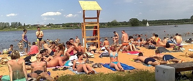 Na plażę specjalnie przywieziono świeży piasek