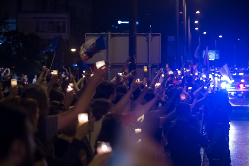 "Łańcuch Światła" w Krakowie. Protestujący wyszli na ulicę [ZDJĘCIA, WIDEO]