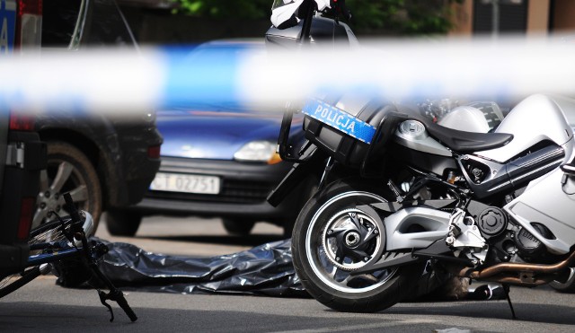 Do groźnego wypadku drogowego doszło wczoraj przy ulicy Podgórnej w Toruniu. Poszkodowany 14-letni rowerzysta trafił do szpitala.Czytaj też: Kontrowersje wokół piętrowego parkingu P&R przy Dziewulskiego ;nfOkoło godziny 16.30 55-letni kierowca kierujący fiatem bravo potrącił 14-latka, który przekraczał jezdnię w okolicy ulicy Wiązowej. W wyniku potrącenia 14-latek trafił do szpitala. Policjanci ustalili, że kierujący fiata bravo był trzeźwy. Aktualnie postępowanie w tej sprawie wyjaśniają funkcjonariusze pod nadzorem prokuratora. To już kolejny wypadek z udziałem rowerzystów w ostatnim czasie. Przypomnijmy, że do podobnych zdarzeń doszło chociażby przy ulicy Niesiołowskiego w Toruniu. Z kolei w podtoruńskiej Brzozówce zderzyły się ze sobą dwie rowerzystki, obie trafiły do szpitala z obrażeniami głowy. Najgorszy w skutkach był wypadek z udziałem 92-letniego rowerzysty oraz autobusu marki MAN na toruńskich Wrzosach. W wyniku zderzenia rowerzysta został przewieziony do szpitala, w którym zmarł dwa tygodnie później. Warto przypomnieć, że do tragicznego wypadku z udziałem rowerzysty przy ulicy Podgórnej doszło trzy lata temu. Śledztwo i proces wykazały, że do śmierci rowerzysty przyczynił się kierowca tico, ponieważ miał niesprawne hamulce i mimo że jechał niecałe 40 kilometrów na godzinę to i tak nie zdołał uniknąć zderzenia. Gdyby auto było sprawne, wypadek prawdopodobnie nie zakończyłby się tak tragicznie.Czytaj też: Tani nocleg w Toruniu. Gdzie i za ile?;nf