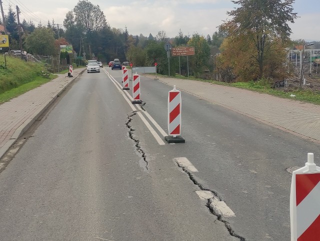 Ulica Zakopiańska w Rabce-Zdrój została zamknięta dla ruchu z uwagi na pęknięcia