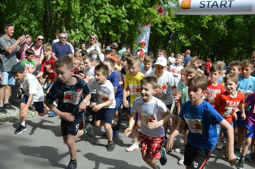 Świętowanie 3 maja na sportowo. W Końskich odbył się I Marszobieg imienia Stanisława Małachowskiego. Biegało 460 osób