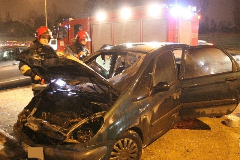 Samochód spłonął na Wróblewskiego [zdjęcia]